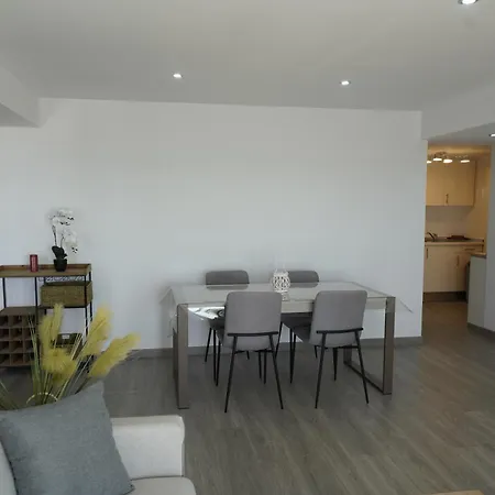 Apartamento Frente Al Mar Con Una Amplia Terraza Y Vistas A La Bahia Apartment