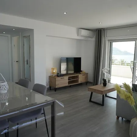 Apartamento Frente Al Mar Con Una Amplia Terraza Y Vistas A La Bahia